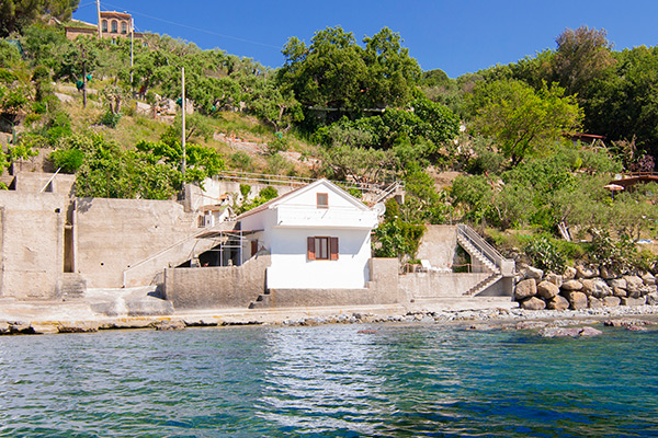 Außenansicht des unabhängigen Ferienhauses am Meer